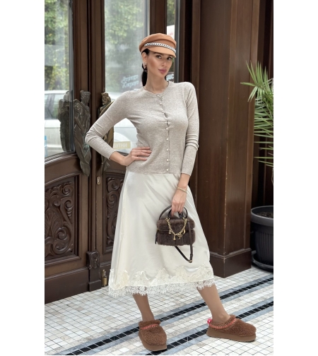 Сатенена бяла пола с дантелен завършек