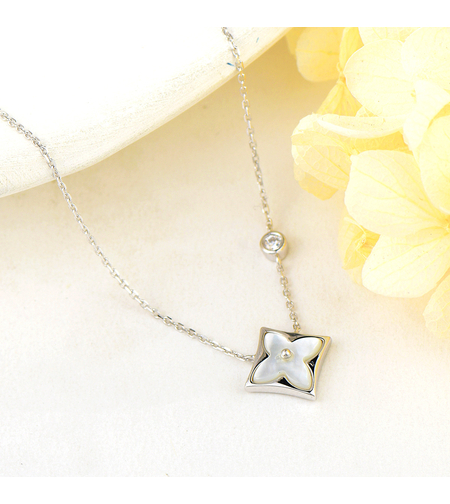 Сребърно колие Цвете със седеф | колекция Delicate Silver | Бижута Invoke.bg