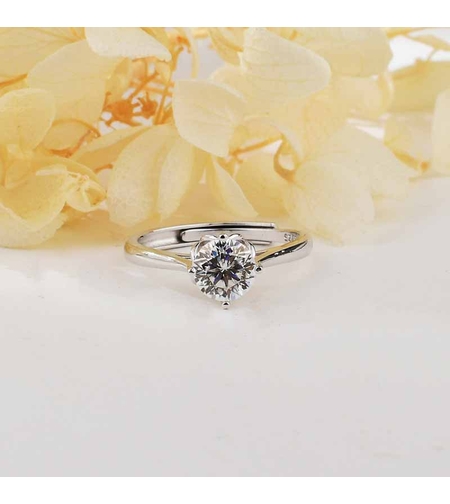 SILVER RING WITH MOISSANITE