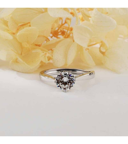 SILVER RING WITH MOISSANITE