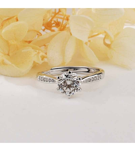 SILVER RING WITH MOISSANITE