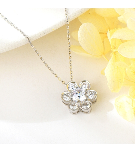 Сребърно колие Цвете с Кристали | колекция Delicate Silver | Бижута Invoke