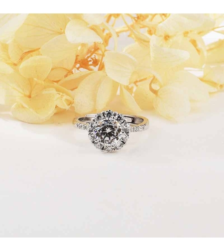 SILVER RING WITH MOISSANITE