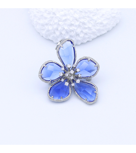 Стилна брошка бяло позлатяване синьо цвете | Бижута Invoke.bg