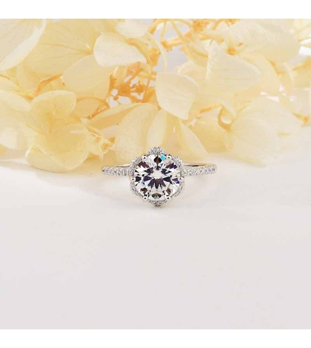 SILVER RING WITH MOISSANITE