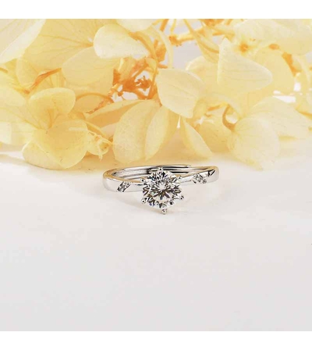 SILVER RING WITH MOISSANITE