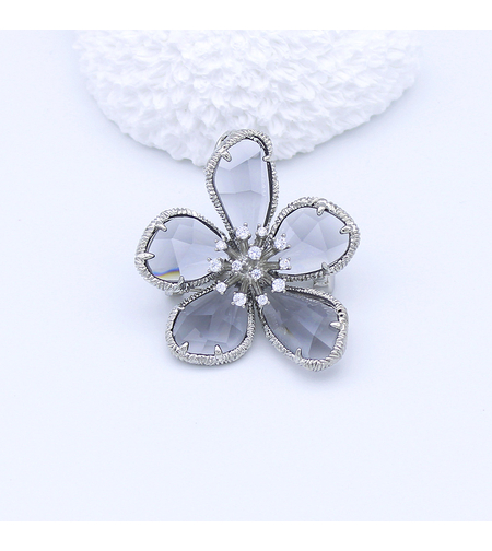 Стилна брошка бяло позлатяване сиво цвете | Бижута Invoke.bg