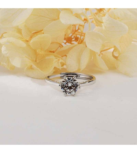 SILVER RING WITH MOISSANITE