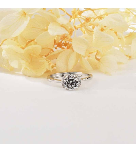 SILVER RING WITH MOISSANITE