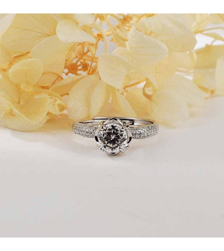 SILVER RING WITH MOISSANITE
