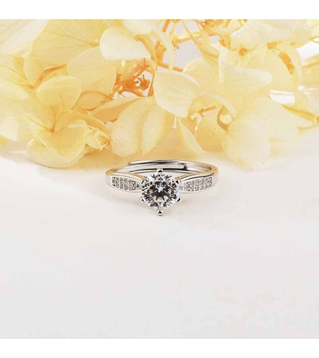 SILVER RING WITH MOISSANITE