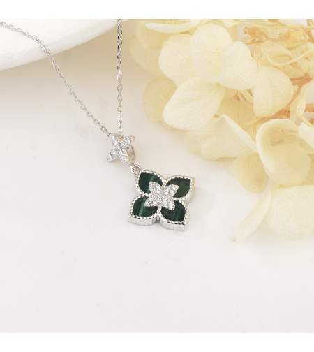 Нежно сребърно колие зелено цвете | колекция Delicate Silver | Бижута Invoke.bg