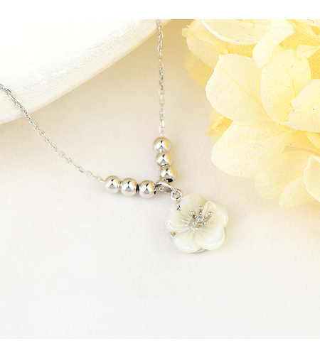 Сребърно колие Цвете със седеф | колекция Delicate Silver | Бижута Invoke.bg