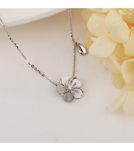 Нежно сребърно колие Цвете със седеф | колекция Delicate Silver | Бижута Invoke.bg