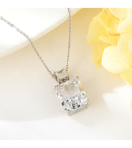 Сребърно колие сголям кристал | колекция Delicate Silver | Бижута Invoke.bg