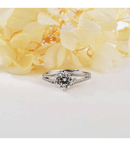 SILVER RING WITH MOISSANITE