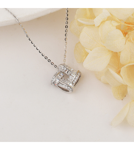 Нежно сребърно колие квадрат | колекция Delicate Silver | Бижута Invoke.bg