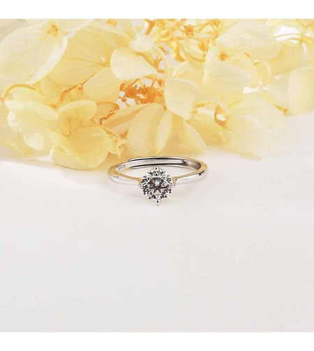 SILVER RING WITH MOISSANITE