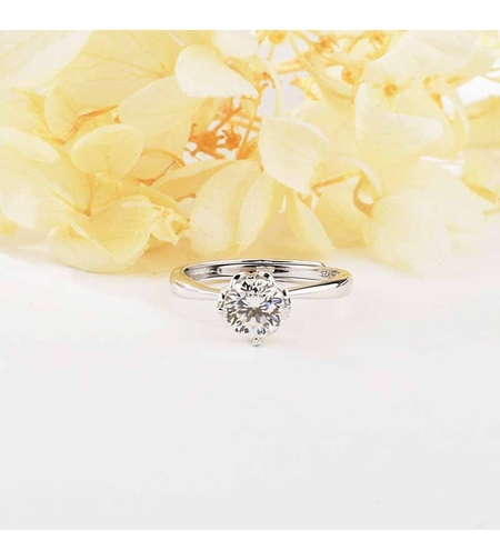 SILVER RING WITH MOISSANITE