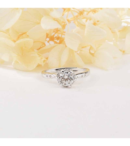 SILVER RING WITH MOISSANITE