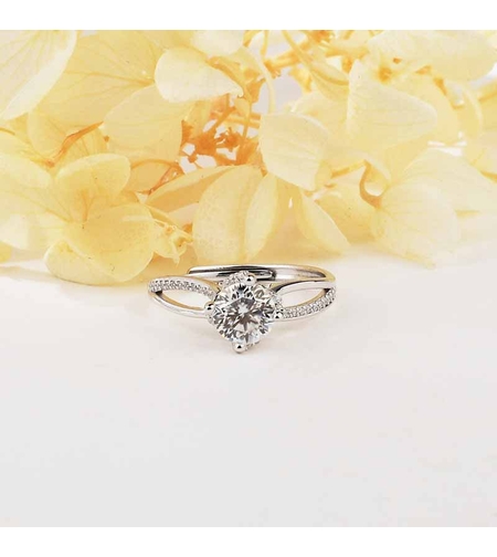 SILVER RING WITH MOISSANITE