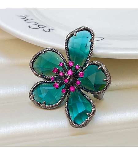 Стилна брошка бяло позлатяване зелено цвете | Бижута Invoke.bg