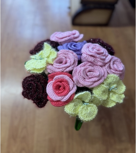 Ръчно плетена роза  – Детайлна изработка и наситени цветове