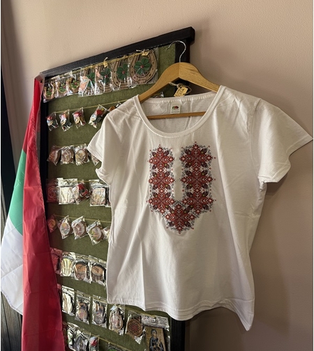 Дамска памучна тениска с шевица