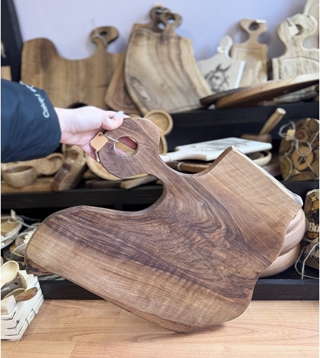 Ръчно изработена дъска от орех със естествена форма