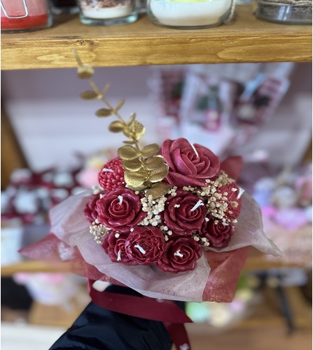 Ръчно изработен аранжиран букет от ароматни свещи – Бордо Рози и Пейони