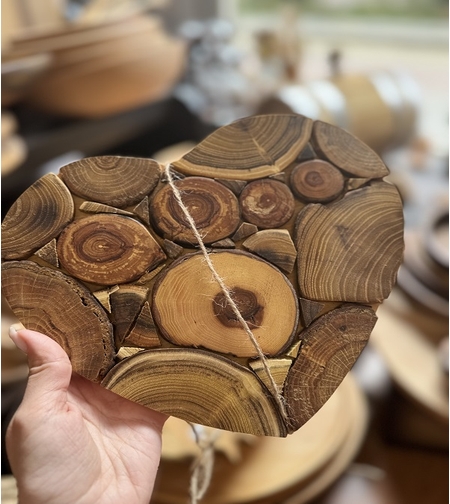 Подложка с дървена мозайка за сервиране