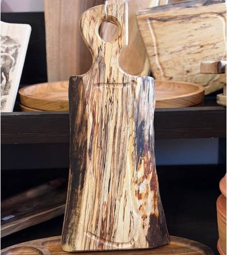 Дървена дъска за сервиране с дръжка – ръчно изработена от масивно дърво