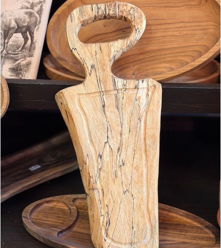 Елегантна дървена дъска за сервиране с дръжка – ръчна изработка от масивно дърво