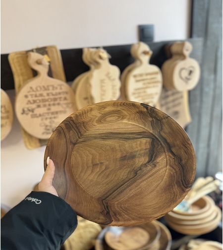 Ръчно изработена дървена чиния от орех