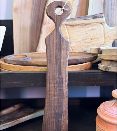 Дървена дъска за сервиране с дръжка – орех