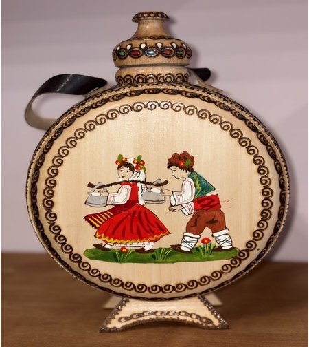 Дървена бъклица с народни мотиви