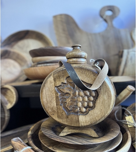 Ръчно изработена дървена бъклица с дърворезба „Грозде“