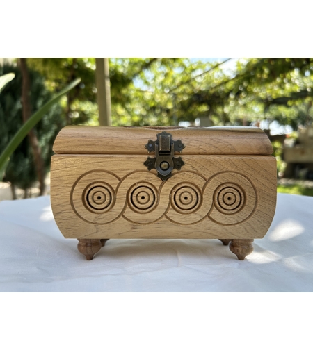 Малка, но стилна – дървена кутия за бижута с елегантен дизайн