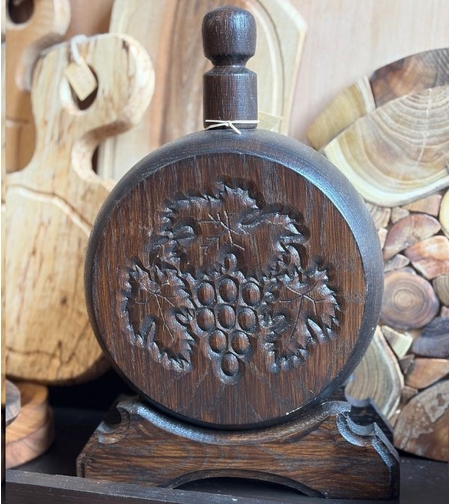 Дървена бъклица с поставка – традиционен съд за напитки