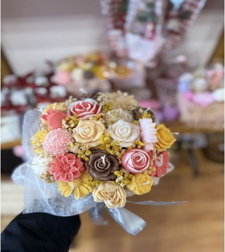 Ръчно изработен аранжиран букет от ароматни свещи