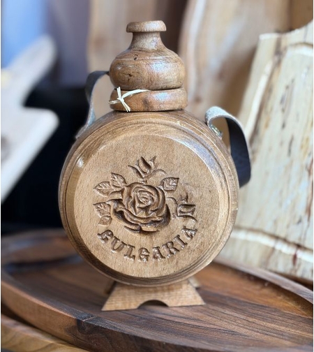 Малка дървена бъклица „България“ – традиционен сувенир за напитки