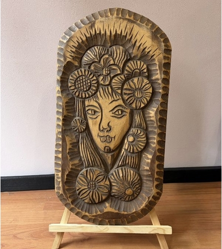 Ръчно изработена дърворезба „Момиче с цветя“