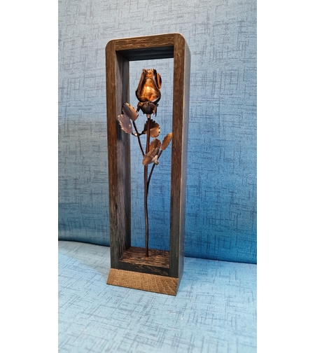 Метална роза в дървена рамка