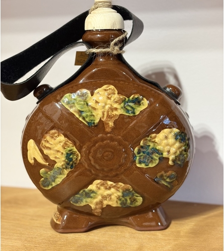 Керамична бъклица с релефни орнаменти