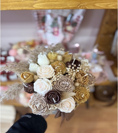 Луксозен аранжиран букет от ароматни свещи