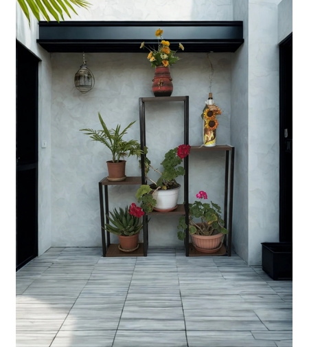 Цветарник H100 – страничен изглед с поставени саксии