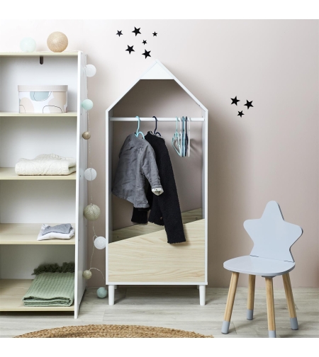 Отворено детско гардеробче в скандинавски стил
