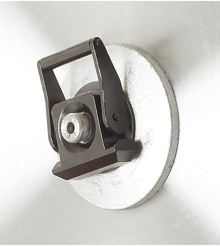 Quick connection nut for blade