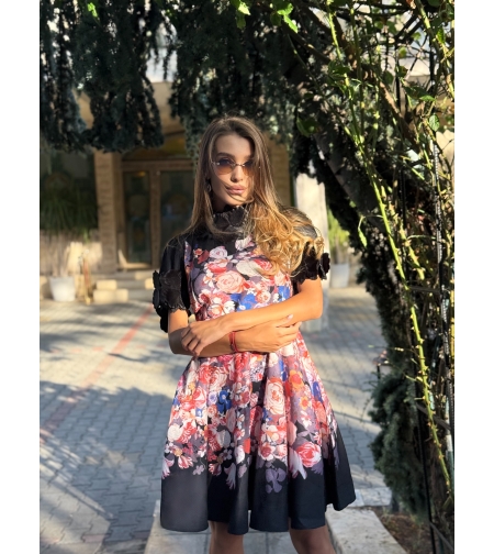 Флорална рокля в черно