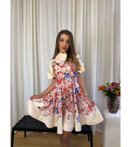 Флорална рокля в кремаво